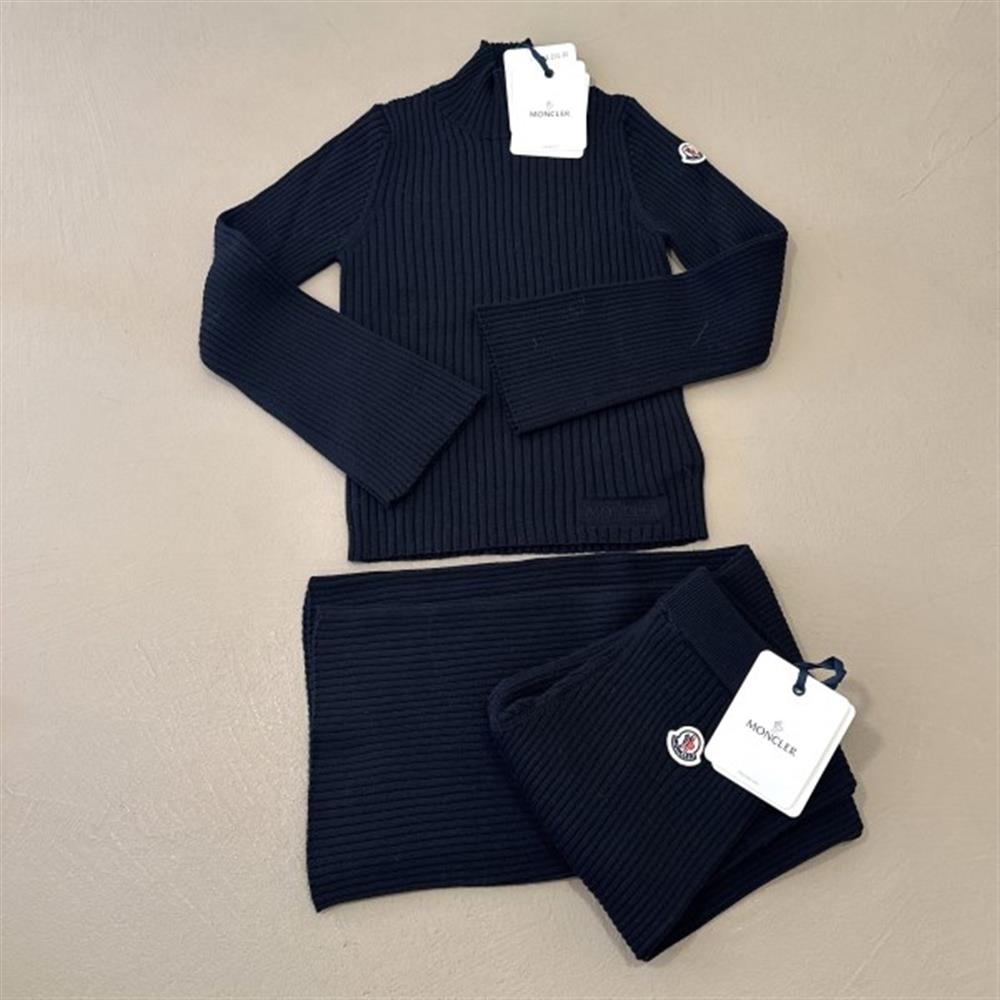 Moncler_Completo_in_maglia_lupetto_con_pantalone_palazzo