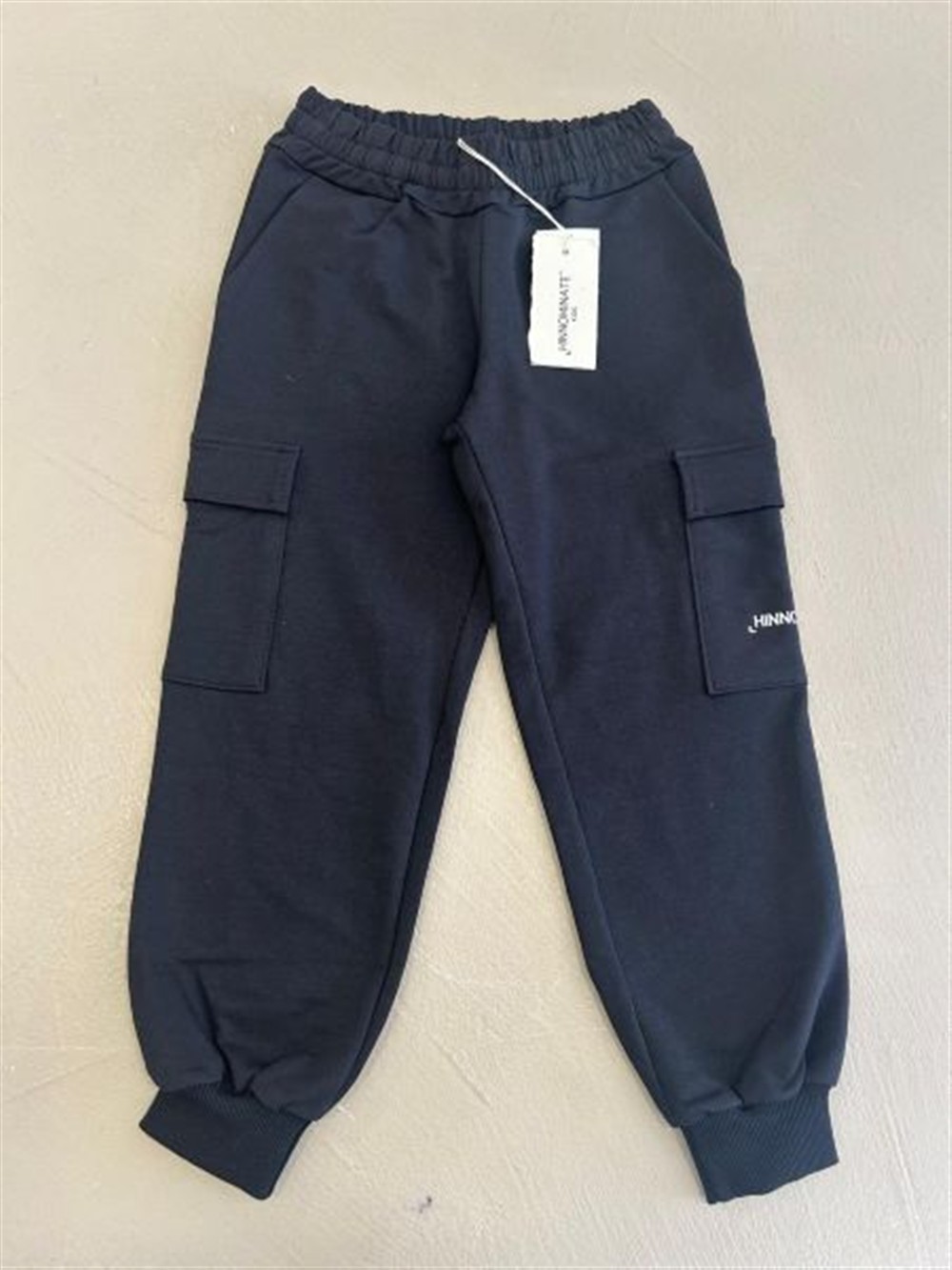 Hinnominate_Pantalone_nero_in_felpa_con_tasconi Hinnominate Pantalone nero in felpa con tasconi - immagine 1